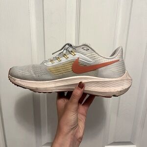 NEVER WORN nike running sneakers, size 7.5